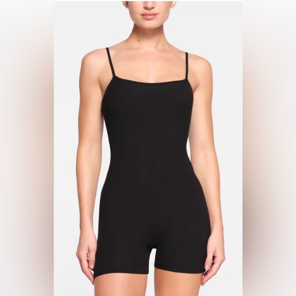 NWT SKIMS Soft Lounge Ribbed Scoop Bodysuit in Black Size Medium